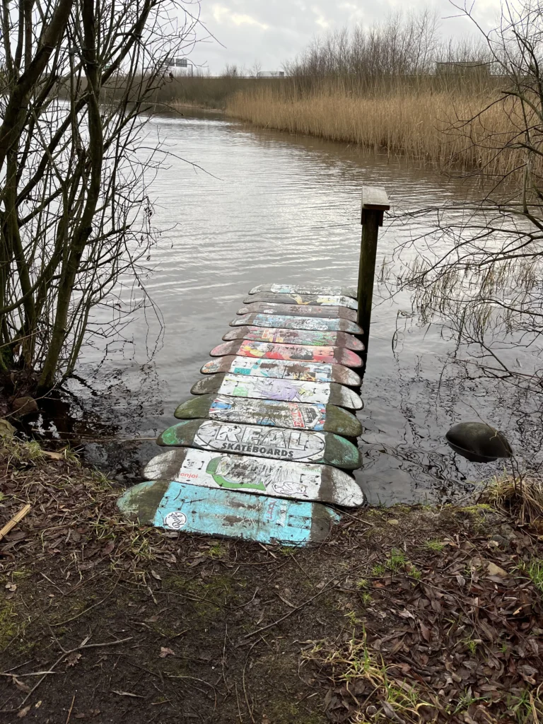 en bro af scatebords føre en ud på dybt vand