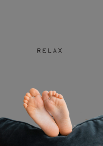 Plakat med to fødder på en pude og ordet relax